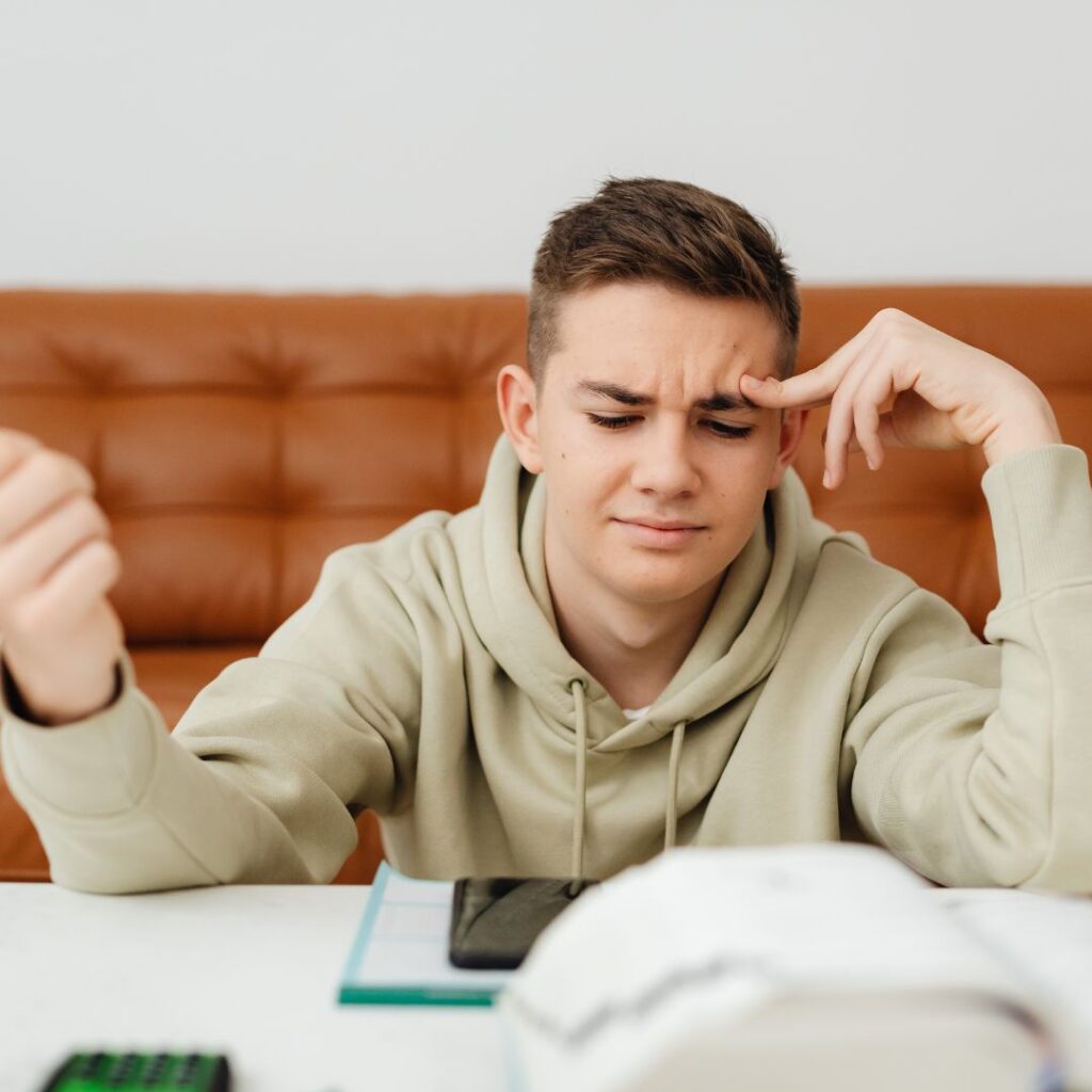 Chico con dificultad para concentrarse