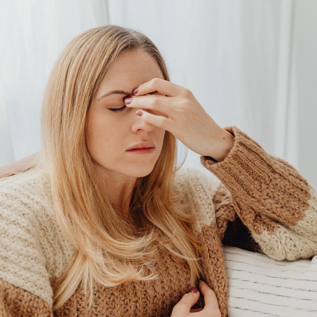 Mujer con la mano en la cara expresando preocupación