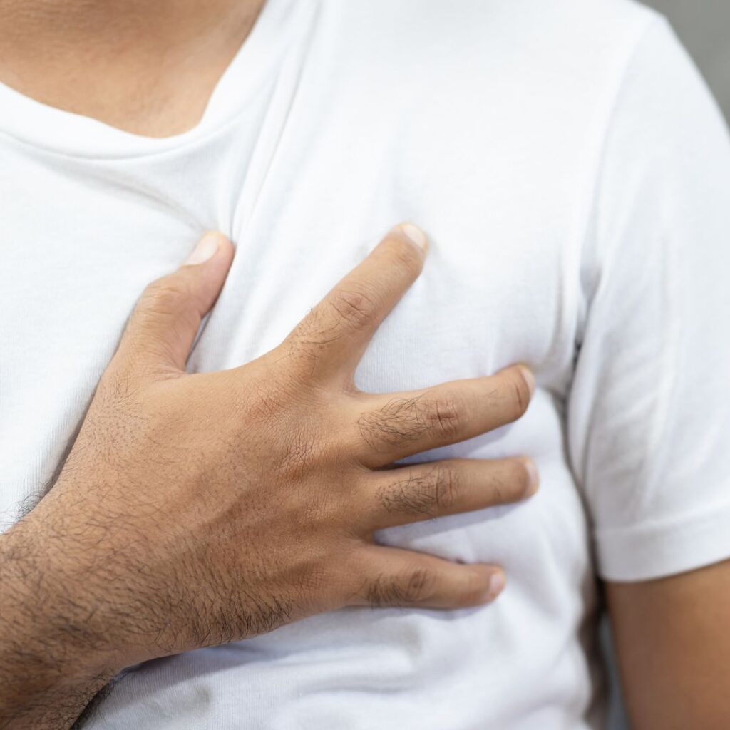 Persona con la mano en el pecho expresando taquicardia