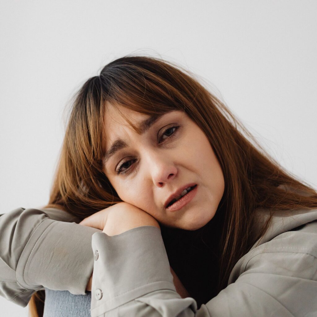 Mujer llorando en señal de tristeza.